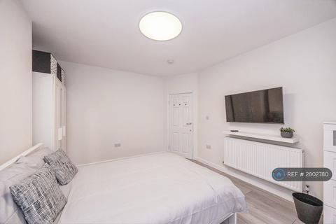 1 bedroom in a flat share to rent, Orchard Road, Southsea, PO4