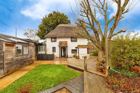 2 bedroom detached house for sale, Bishopstone Road, Stone, Aylesbury