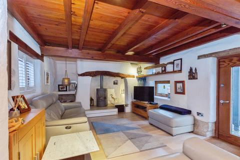2 bedroom detached house for sale, Bishopstone Road, Stone, Aylesbury