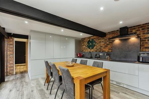 2 bedroom detached house for sale, Bishopstone Road, Stone, Aylesbury