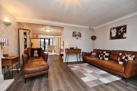 3 bedroom detached house for sale, Barn Mead, Doddinghurst, Brentwood