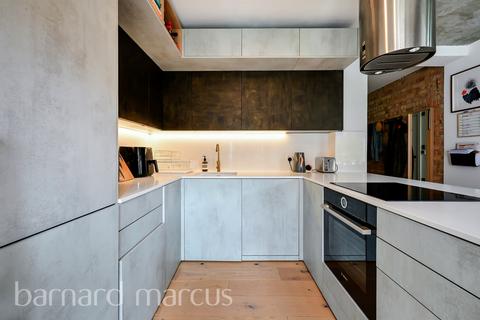 3 bedroom flat for sale, Iron Mill Road, London