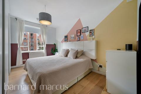 3 bedroom flat for sale, Iron Mill Road, London