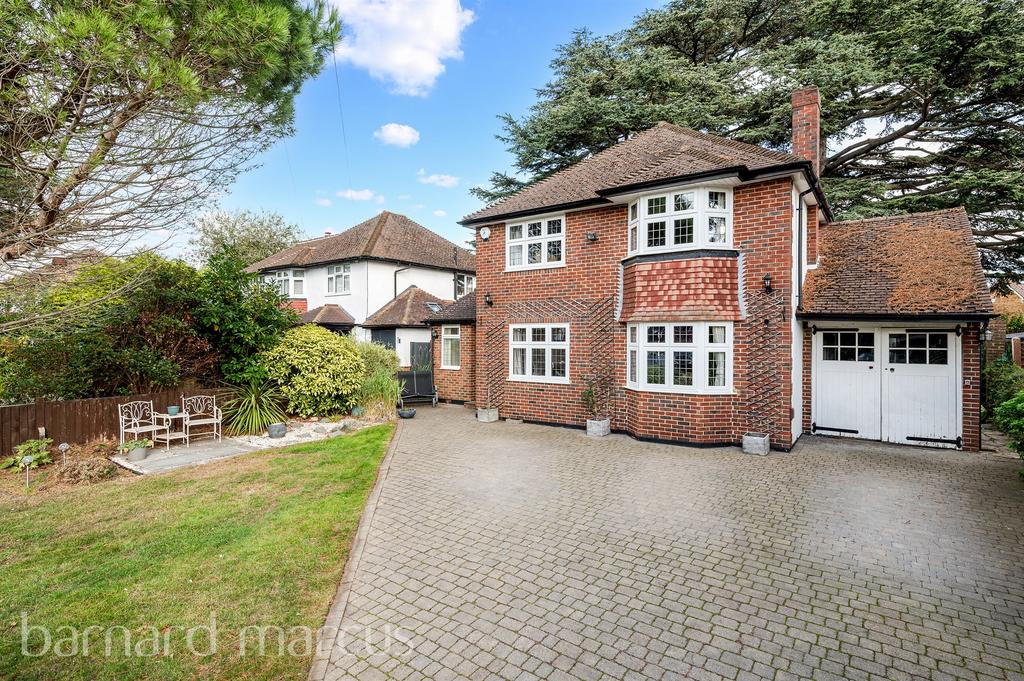 Detached house exterior, driveway, garage