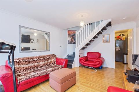 2 bedroom terraced house for sale, Queensgate, Aylesbury
