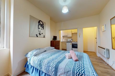 Studio to rent, Park Avenue