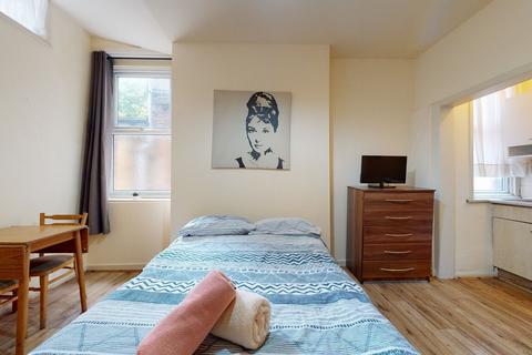 Studio to rent, Park Avenue