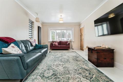 undefined, Centre Drive, Newmarket
