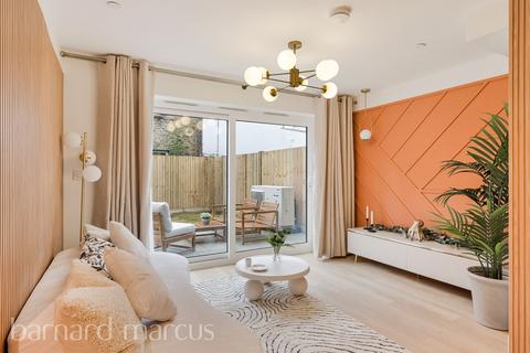 2 bedroom terraced house for sale, Fenham Road, London