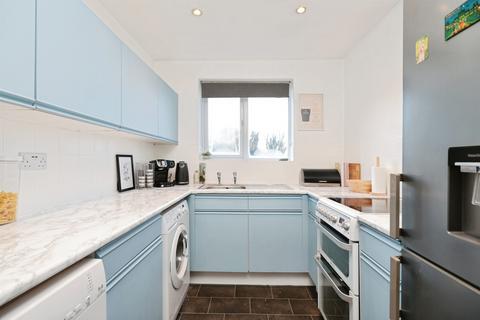 2 bedroom flat for sale, Lingfield Close, High Wycombe