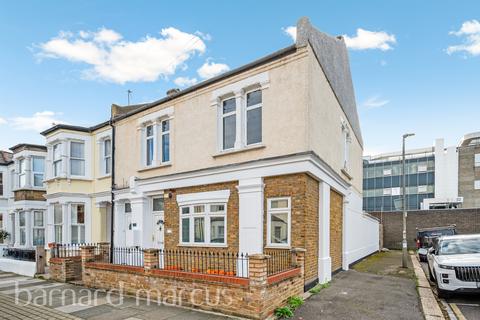 3 bedroom flat for sale, Camborne Road, London