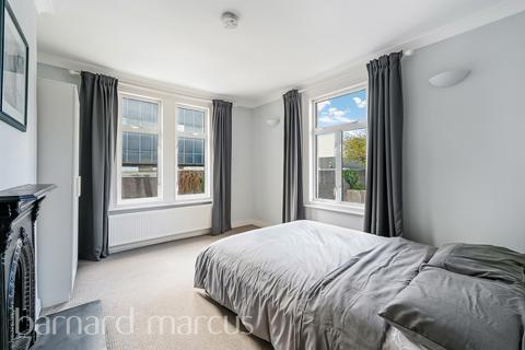 3 bedroom flat for sale, Camborne Road, London