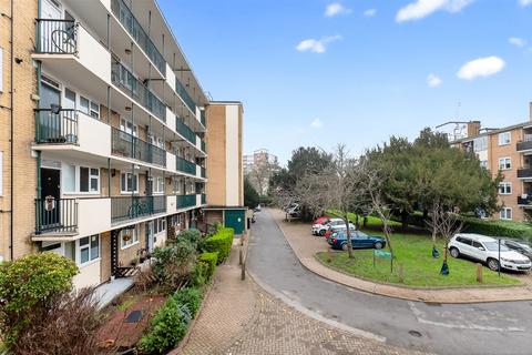 3 bedroom flat for sale, Windlesham Grove, London