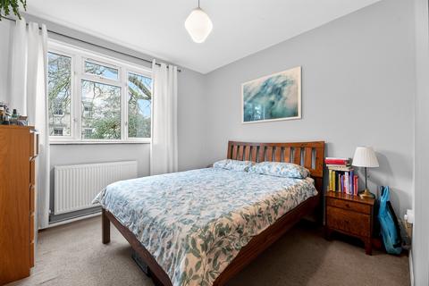3 bedroom flat for sale, Windlesham Grove, London