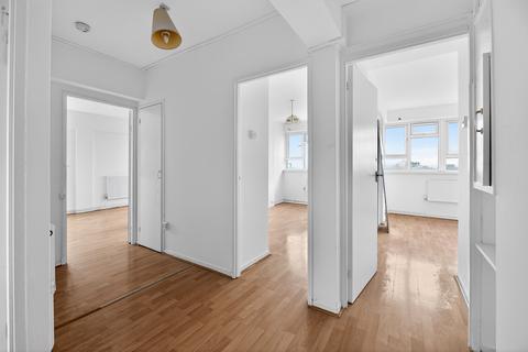 2 bedroom flat for sale, Swanton Gardens, London