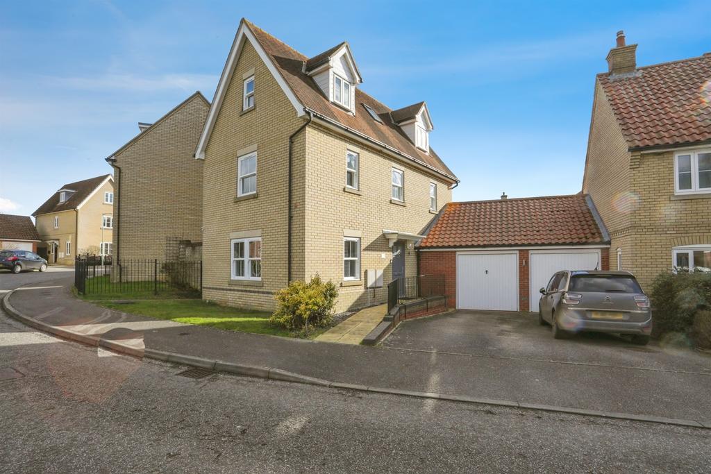 4 bedroom detached house for sale