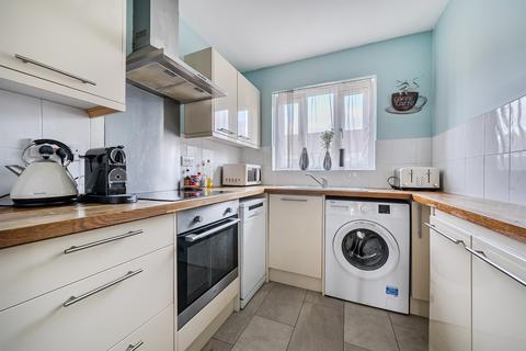 2 bedroom flat for sale, Lyonsdown Road, Barnet