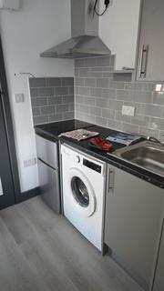 Studio to rent - Conway Road, Whitton TW4