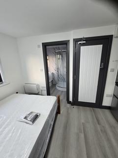 Studio to rent, Conway Road, Whitton TW4