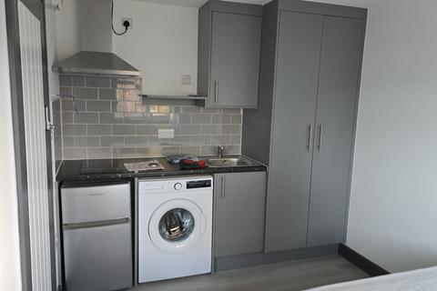 Studio to rent, Conway Road, Whitton TW4