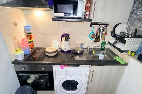 Studio to rent, Buckingham Avenue, Feltham TW14