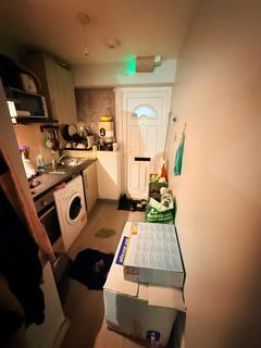 Studio to rent, Buckingham Avenue, Feltham TW14