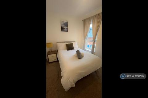 1 bedroom in a house share to rent, Garter Way, London, SE16