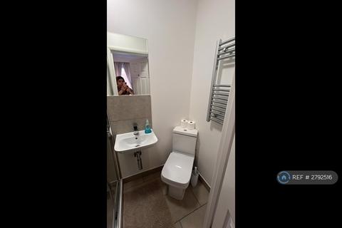 1 bedroom in a house share to rent, Garter Way, London, SE16