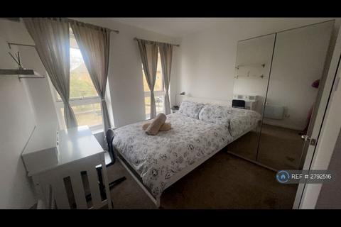 1 bedroom in a house share to rent, Garter Way, London, SE16
