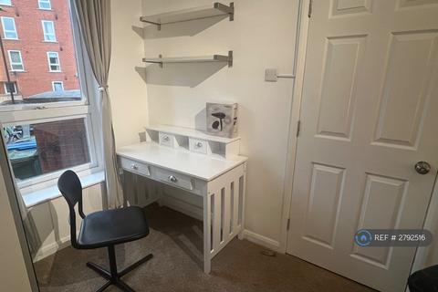 1 bedroom in a house share to rent, Garter Way, London, SE16