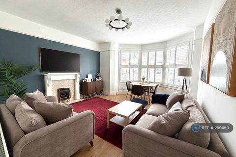 3 bedroom flat to rent, Park Avenue, London, N13