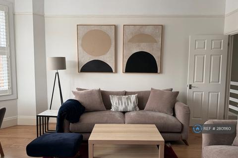3 bedroom flat to rent, Park Avenue, London, N13