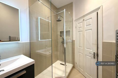 3 bedroom flat to rent, Park Avenue, London, N13