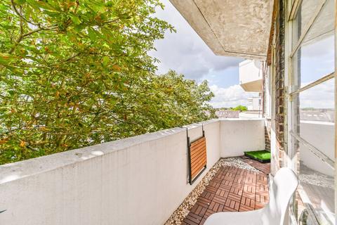 3 bedroom flat to rent, London Road, Thornton Heath, CR7