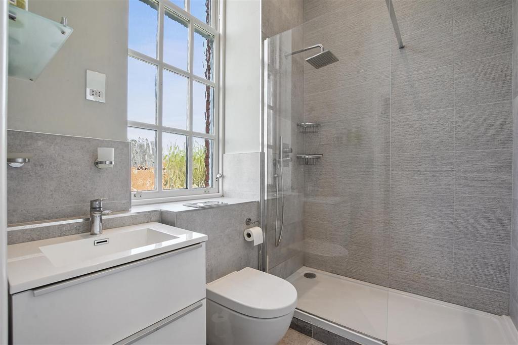 6 Rush Leys Court - Ensuite.JPG