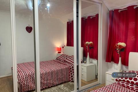 1 bedroom in a house share to rent, St Marys Drive, Crawley, RH10