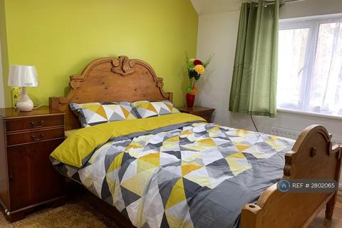 1 bedroom in a house share to rent, St Marys Drive, Crawley, RH10