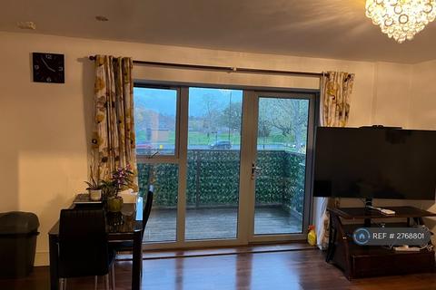 1 bedroom in a flat share to rent, Rectory Park Avenue, Northolt, UB5