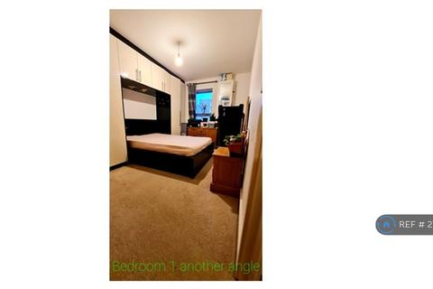 1 bedroom in a flat share to rent, Rectory Park Avenue, Northolt, UB5