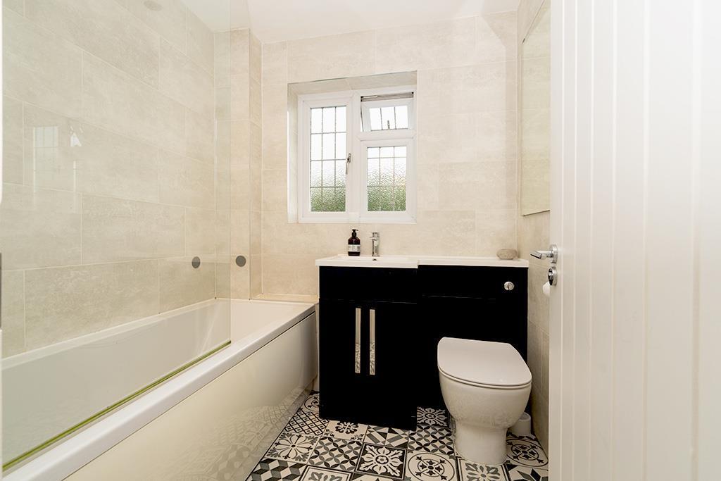 Bathroom w.jpg
