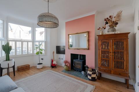 4 bedroom semi-detached house for sale, Woodlands Avenue, London E11