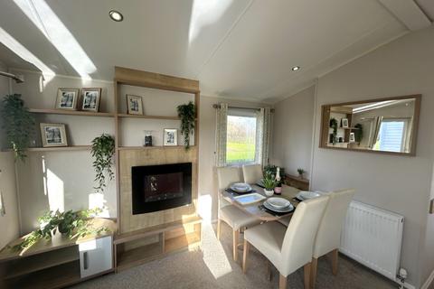 3 bedroom static caravan for sale, Seaview Avenue, West Mersea CO5