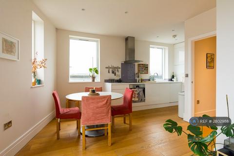 1 bedroom penthouse to rent, Goldsmith Road, London, SE15