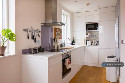 1 bedroom penthouse to rent, Goldsmith Road, London, SE15