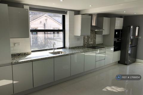 2 bedroom flat to rent, Station Road, Ashford, TW15