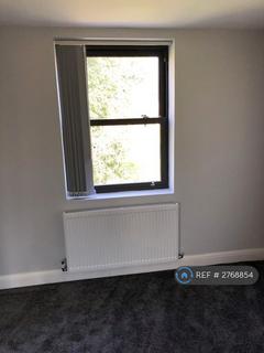 2 bedroom flat to rent, Station Road, Ashford, TW15