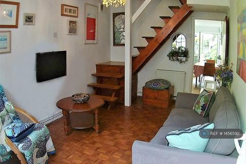 2 bedroom terraced house to rent, Queen St, Penzance, TR18