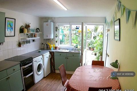 2 bedroom terraced house to rent, Queen St, Penzance, TR18