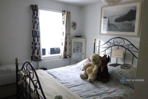 2 bedroom terraced house to rent, Queen St, Penzance, TR18