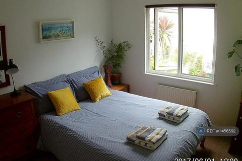 2 bedroom terraced house to rent, Queen St, Penzance, TR18
